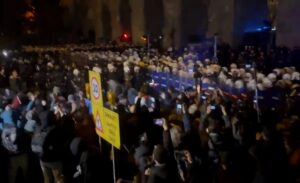 İstanbul Büyükşehir Belediyesi’ne (İBB) yönelik yolsuzluk ve terör soruşturmasını protesto