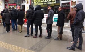 Ramazan ayının gelmesiyle birlikte Van’da çiğ köfte satışları zirveye çıktı.