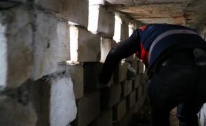 Rize’nin Ardeşen ilçesinde, 2021’den beri aranan İ.H., evinde oluşturduğu gizli