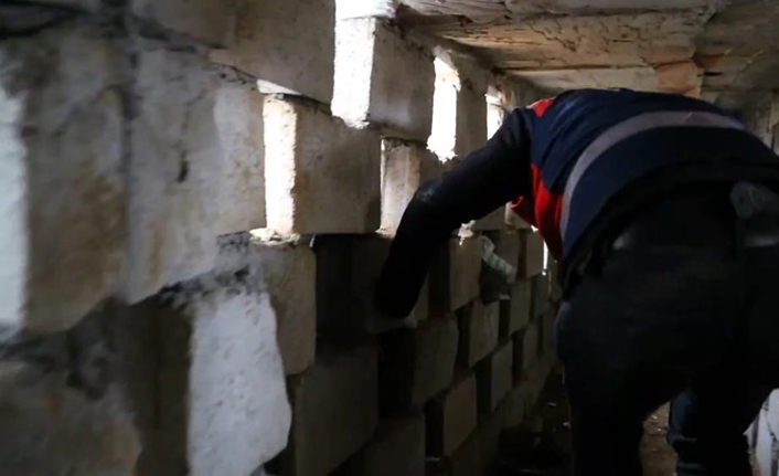 Rize’nin Ardeşen ilçesinde, 2021’den beri aranan İ.H., evinde oluşturduğu gizli