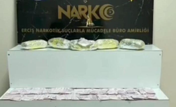 Erciş ilçesinde polis ekipleri tarafından gerçekleştirilen uyuşturucu operasyonunda 2 kilo