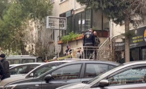 Avcılar ilçesine bağlı Denizköşkler Mahallesi’nde meydana gelen korkunç olayda, cinnet