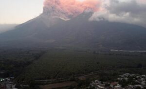 Dünyanın en aktif volkanlarından biri olarak kabul edilen Guatemala’daki Fuego