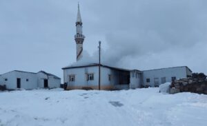 Çaldıran ilçesine bağlı Yağbasan Mahallesi’nde bulunan camide yangın çıktı. Mahalle