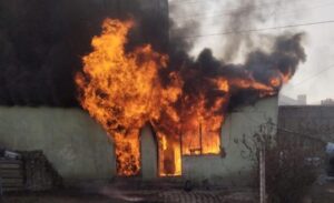 Hakkari’nin Yüksekova ilçesinde bir tandır evinde çıkan yangın paniğe neden