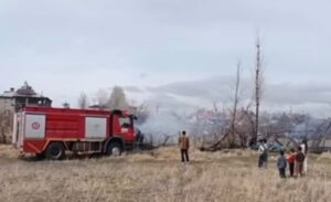 Edremit ilçesinde Ferit Melen Havalimanı yakınlarında çıkan anız yangını, itfaiye