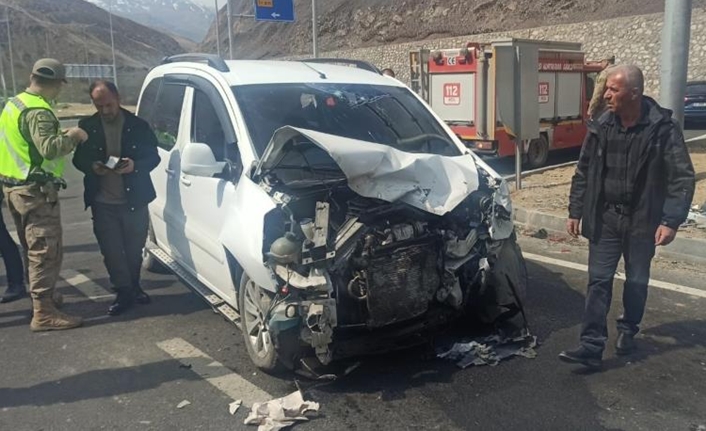 Yüksekova-Van kara yolundaki Yeniköprü Tünelleri mevkisinde meydana gelen trafik kazasında