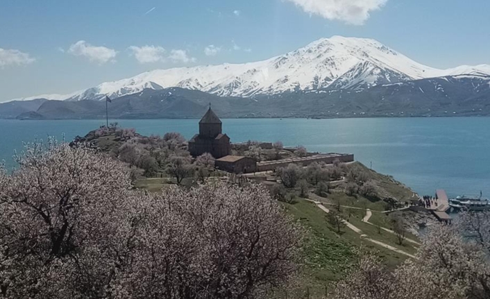 Ramazan Bayramı tatilini fırsat bilen yerli ve yabancı turistler, Van’ın