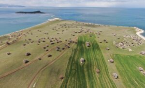 Tuşba ilçesine bağlı Çitören Mahallesi’nin batısında, Van Gölü’nün kuzeydoğusunda yer