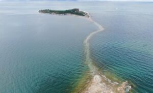 Van Gölü’ndeki dört büyük adadan biri olan Çarpanak Adası, el