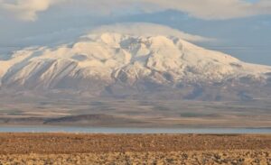 Adilcevaz ilçesinden de net şekilde görülen Süphan Dağı üzerindeki mercek