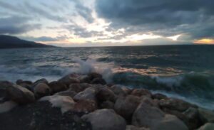 Van ve çevresinde akşam saatlerinde etkili olmaya başlayan fırtına, Van