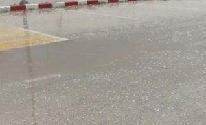 Erciş ilçesinde aniden bastıran fındık büyüklüğündeki dolu yağışı, vatandaşları hazırlıksız