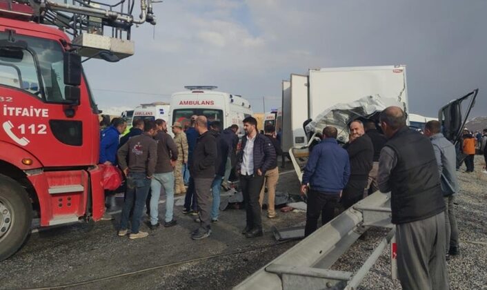 Van’da korkunç kaza! Katliam gibi trafik kazasında çok sayıda ölü ve yaralı var