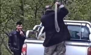 Kaşüstü Mahallesi’nde besicilik yapan O.D., kamyonet kasasında bir köpeğe halatla