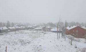 Başkale ilçesinde sabah saatlerinde etkili olan kar yağışı, vatandaşları şaşırttı.