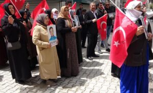 Van’da, terör örgütü PKK tarafından çocukları dağa kaçırılan ailelerin başlattığı