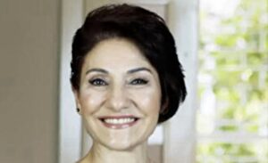 Nurcan Hokna, 1958 yılında İskenderun’da dünyaya geldi. Türk medyasının en