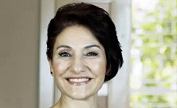 Nurcan Hokna, 1958 yılında İskenderun’da dünyaya geldi. Türk medyasının en