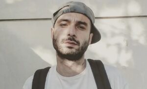 Rapçi Ekincan Arslan, sosyal medyada 13 Nisan tarihinde babasına şiddet