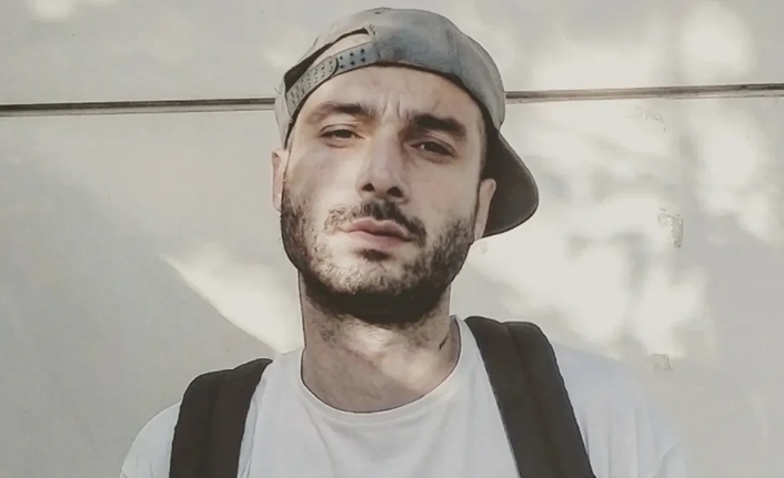 Rapçi Ekincan Arslan, sosyal medyada 13 Nisan tarihinde babasına şiddet