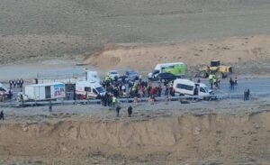 Gürpınar-Başkale kara yolu üzerinde meydana gelen trafik kazasında, minibüs ile