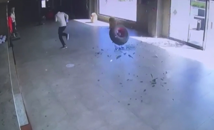 Manavgat ilçesinde meydana gelen kazada, safari aracının tekerinin kopması sonucu