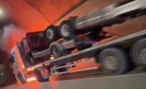 Pendik Sabiha Gökçen Havalimanı bağlantı yolundaki tünelde, seyir halindeki bir