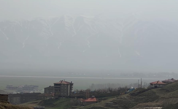 Yüksekova ilçesinde sabah saatlerinden itibaren etkili olan rüzgar, akşam saatlerine