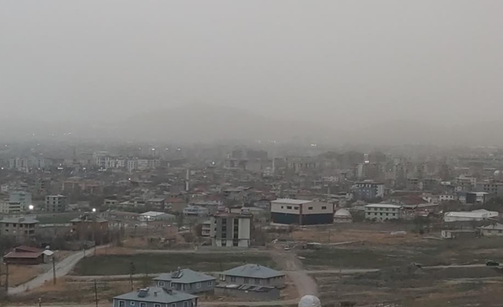 Van’da akşam saatlerinde etkili olan toz bulutu, Suriye üzerinden güney