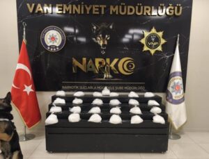 Van’da durdurulan araçtan kilolarca uyuşturucu çıktı! 2 şüpheli gözaltına alındı