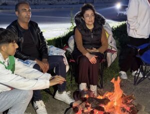 Deprem korkuya neden oldu! Vatandaşlar geceyi evde geçiremiyor, dışarıya akın ettiler