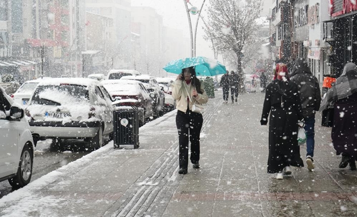 Bitlis, Muş ve Hakkari’de dün geceden itibaren etkisini artıran kar