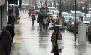 Yüksekova ilçesinde sabah başlayan ve öğle saatlerinde şiddetini artıran sağanak
