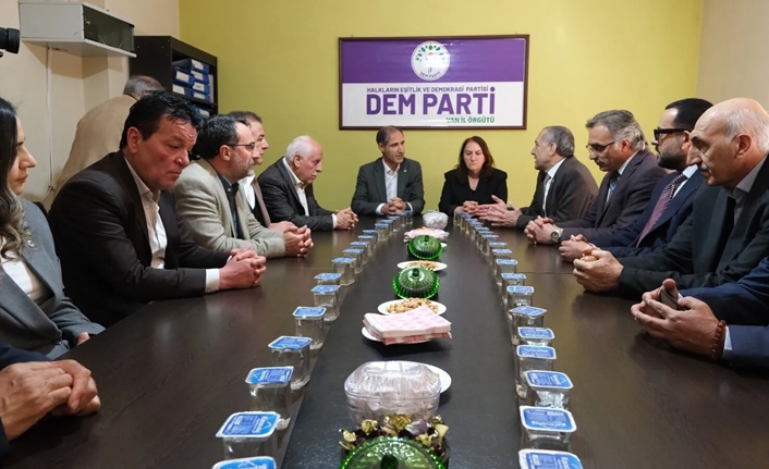 AK Parti Van İl Başkanı Abdulahat Arvas ve beraberindeki heyet,