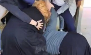 İstanbul Bayrampaşa’da Kocatepe metro istasyonunda melodika çalarak dilenen bir çocuğun