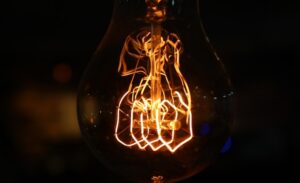 Van’da neredeyse her gün yaşanan elektrik kesintileri vatandaşları isyan ettirdi.