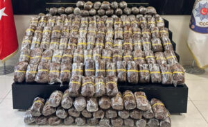 Tuşba ilçesinde gerçekleştirilen başarılı narkotik operasyonunda, bir nakliye aracında yapılan