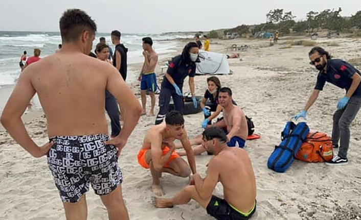 Çeşme ilçesinde denize giren 24 yaşındaki Şerif Bilen, dalgalara kapılarak