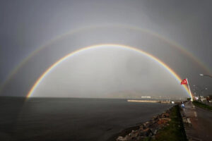 Tatvan ilçesinde etkili olan sağanak yağışın ardından gökyüzünde beliren çift
