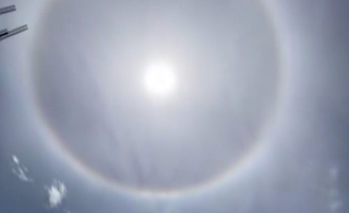 Muş’ta gökyüzünde meydana gelen güneş halesi, vatandaşların ilgisini çekti. Güneşin