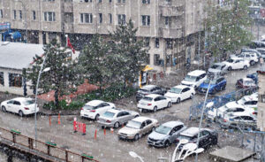 Erzurum, mayıs ayı ortasında etkili olan kar yağışıyla yeniden beyaza