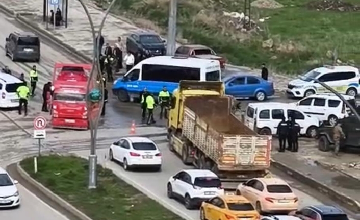 Yüksekova ilçesinde sabah saatlerinde meydana gelen trafik kazasında iki araç