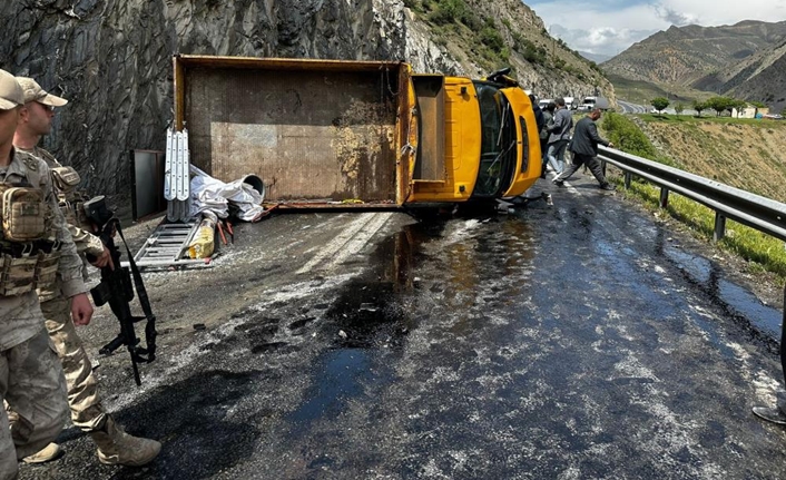Hakkari-Van yolunda pikap yan yattı! Yaralılar var Hakkari-Van karayolunda meydana gelen trafik kazasında, bir reklam firmasına ait