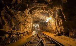 Zara ilçesinde bulunan bir kömür madeninde gerçekleştirilen kontrollü patlatma sırasında