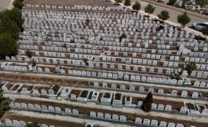 Sivas kent merkezinde bulunan Yukarı Tekke Mezarlığı’ndaki bebek mezarlığı, hem