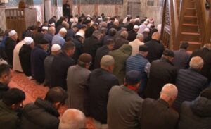 Cuma namazı, Müslümanlar için haftalık toplu ibadetlerin en önemlilerinden biridir.