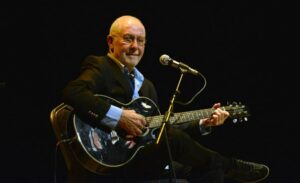 Söz yazarı, besteci, yorumcu ve oyuncu kimliğiyle tanınan İlhan Şeşen,