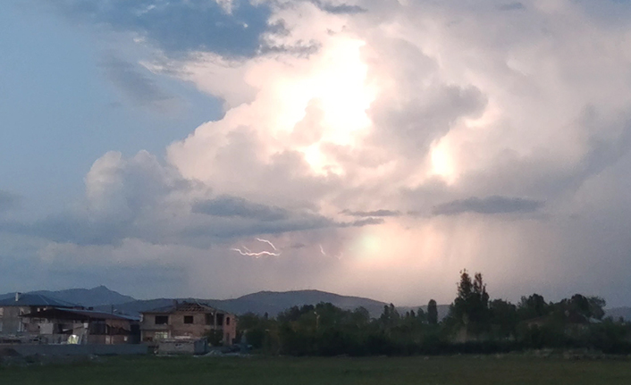 Özalp ilçesinde dün gece etkili olan sağanak yağış ve şimşekler,