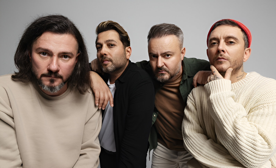 Türk rock müziğinin sevilen gruplarından Seksendört, yaz enerjisini yansıtan yeni
